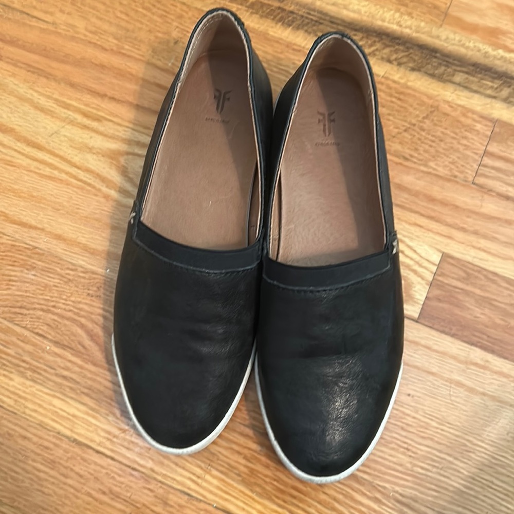 Frye Melanie size 6 black slip-ons